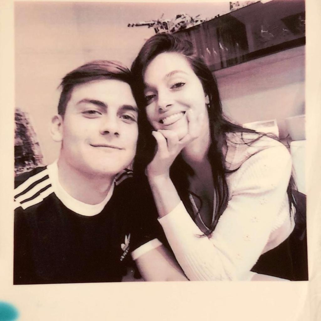 Oriana y Dybala, melosos a la distancia