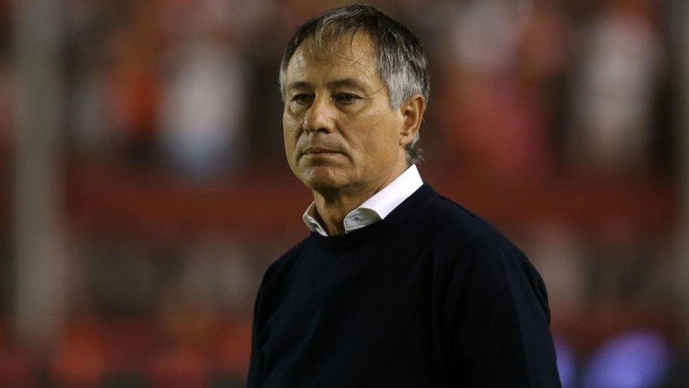 Holan todavía tiene dudas en el once titular del Rojo