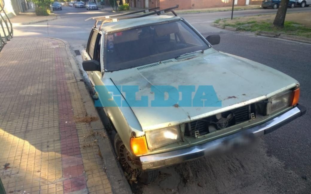Siguen denunciando un auto abandonado en pleno barrio La Loma
