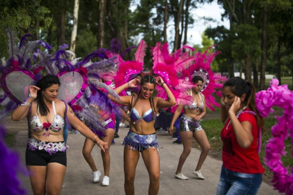 Con sus rituales populares, el espíritu del Carnaval ya empieza a latir en los barrios