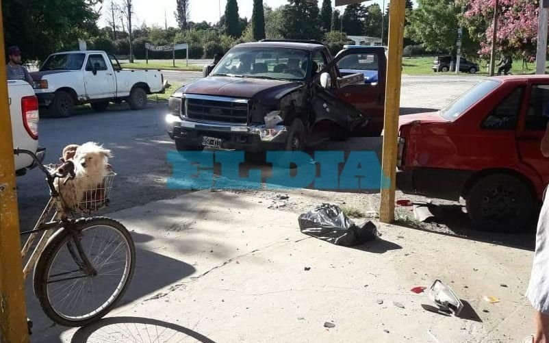 Chocó a un auto estacionado a metros de delegación platense y casi provoca una tragedia