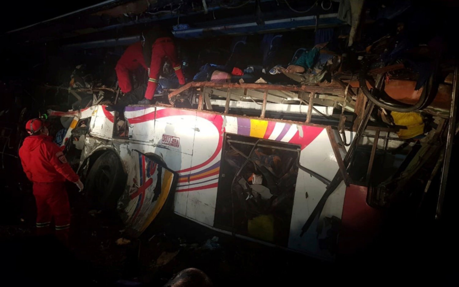 Bolivia: al menos 24 muertos y 15 heridos en impresionante choque