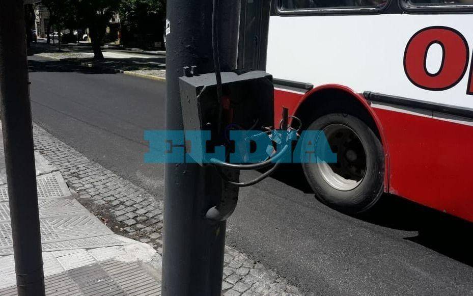 Temor por un poste de luz "peligroso" en zona de Plaza Azcuénaga