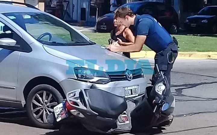 Un herido al chocar un auto y una moto en 13 y 69