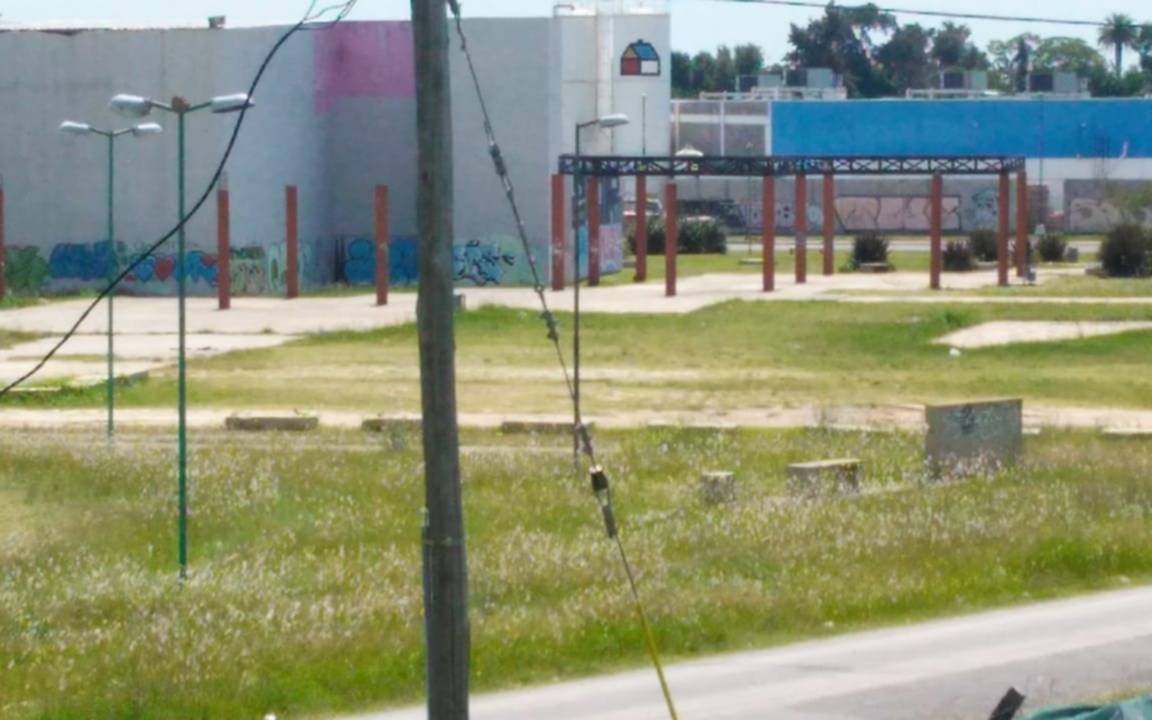 Denuncian estado de abandono de la plaza de Camino Belgrano y 516