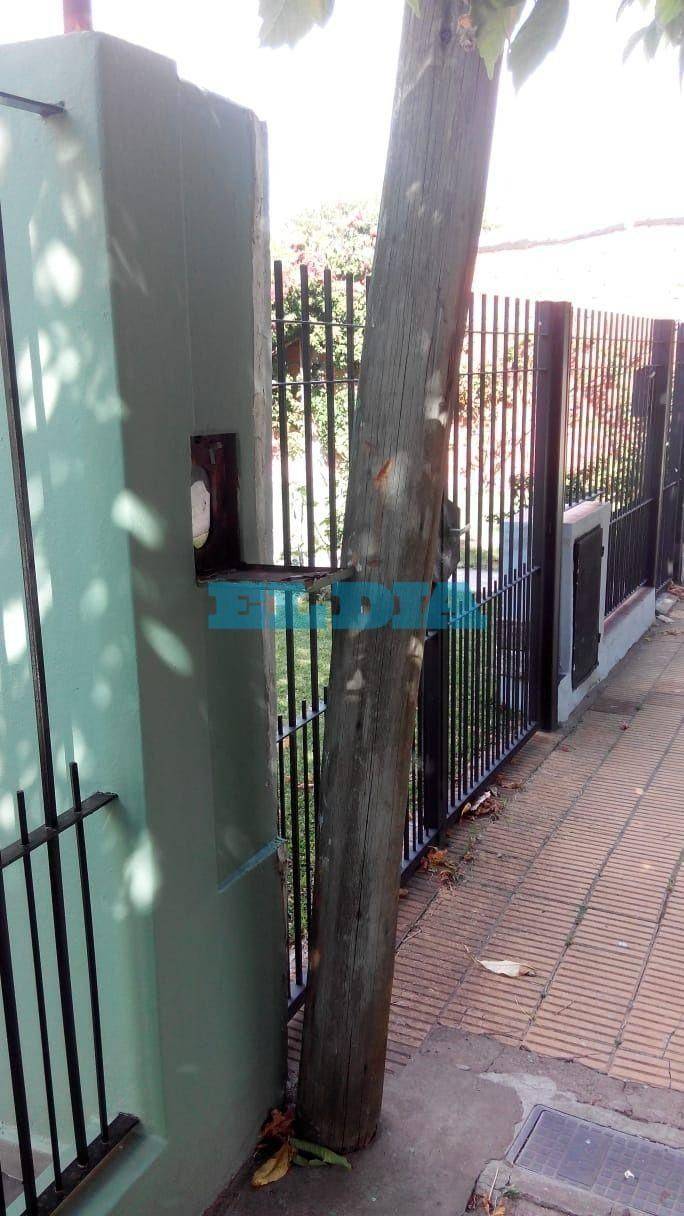 Temor por un poste de luz "podrido en su base"