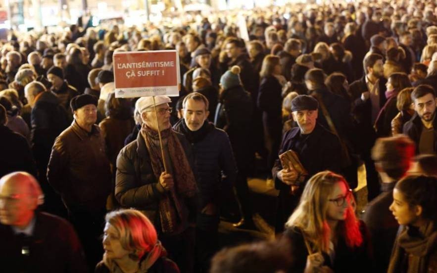 Miles de personas manifestaron en Francia en repudio al antisemitismo