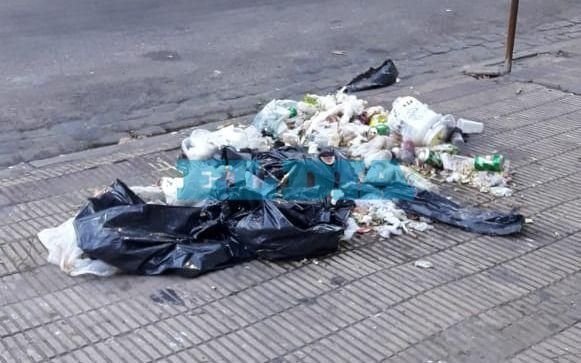 Denuncian presencia de basura "todos los días" en diagonal 74 y 10