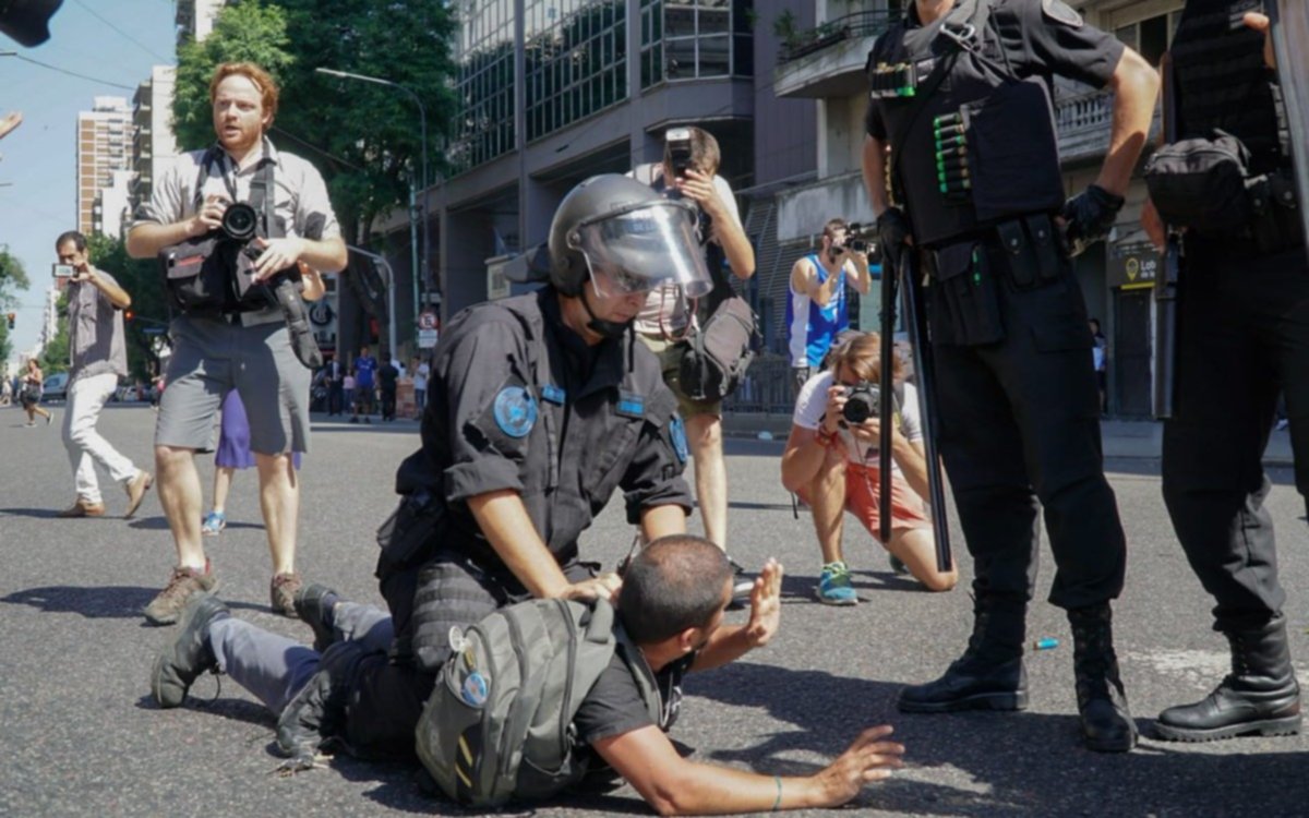 Incidentes y detenidos en "cuadernazo" de trabajadores gráficos frente al Congreso