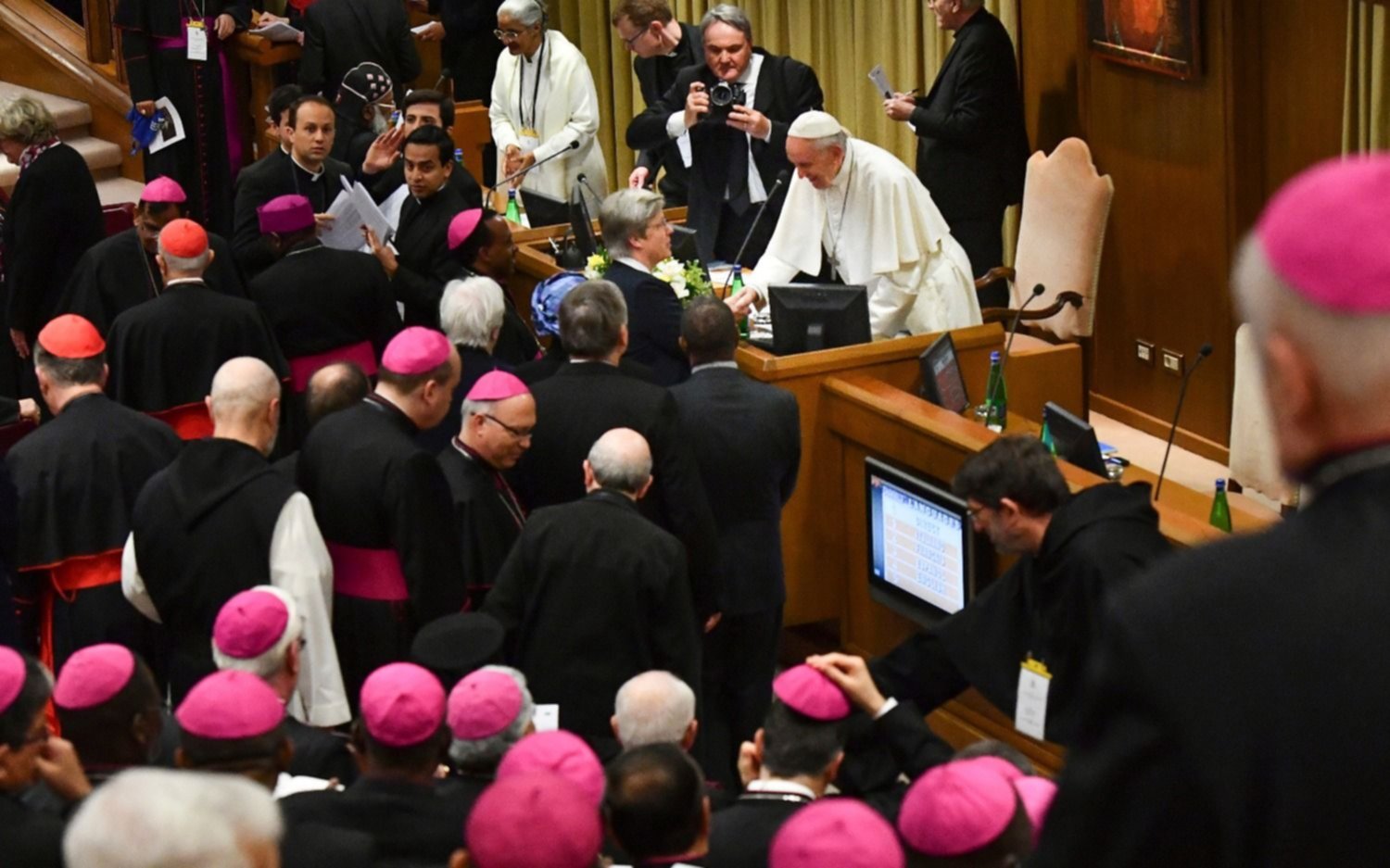 Abrió la cumbre anti-abusos y el Papa pidió "curar las graves heridas" de la pedofilia
