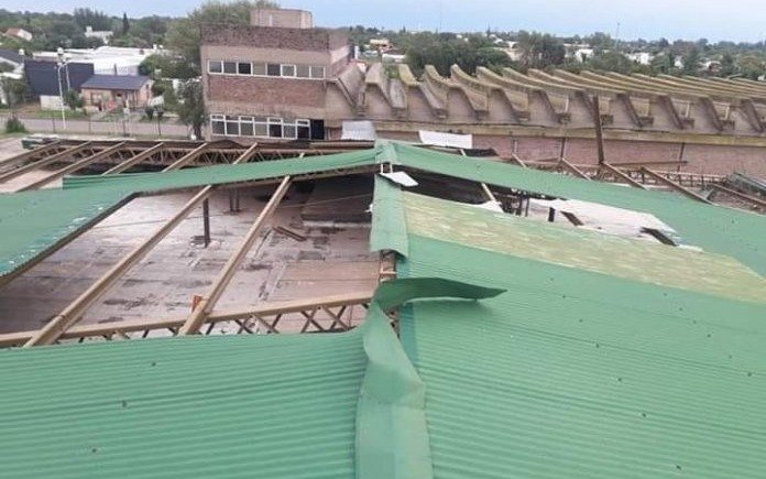 Reclaman el arreglo del techo de una escuela de General Villegas que se voló en un temporal