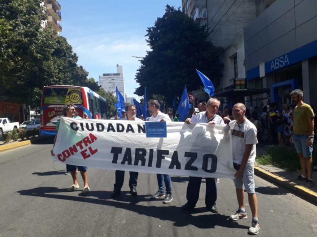 Con una protesta frente a la sede de Absa, recolectaron firmas contra el tarifazo