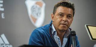El Muñeco esconde las cartas y no muestra nada