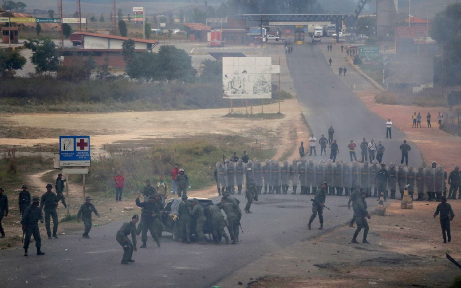 Más de 60 militares venezolanos desertaron hoy y pidieron refugio en Colombia