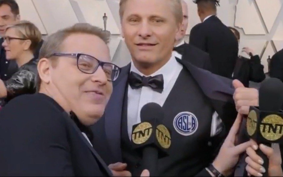 Viggo Mortensen es pura pasión: con el escudo del Ciclón a la entrega de los Oscars  