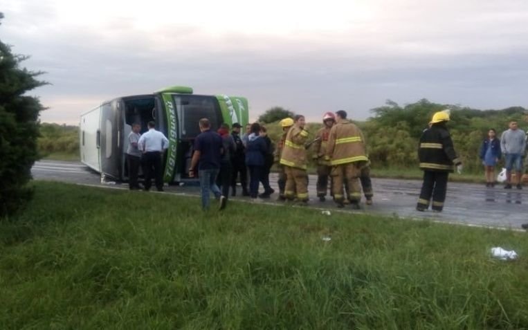 Hay un joven platense entre los heridos del vuelco del micro que venía a la Ciudad