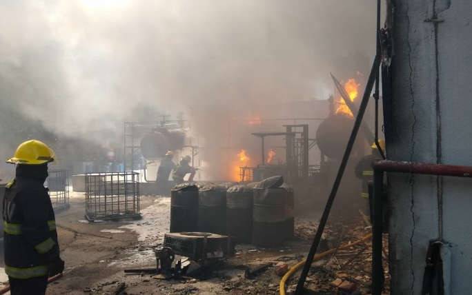 Bomberos combaten un incendio en una petroquímica de Florencio Varela