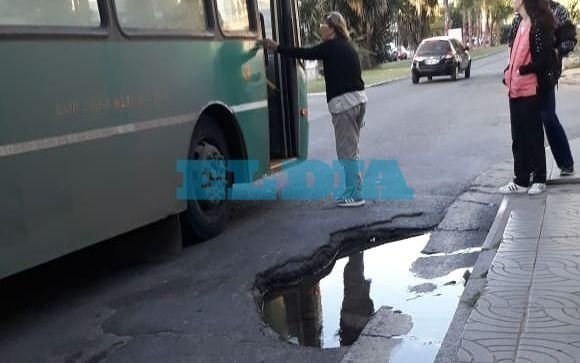 Un pozo complica a los usuarios de micro en 60 y 133