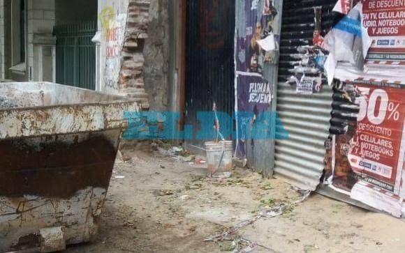 Denuncian que la vereda de 10 entre 44 y 45 es "intransitable"