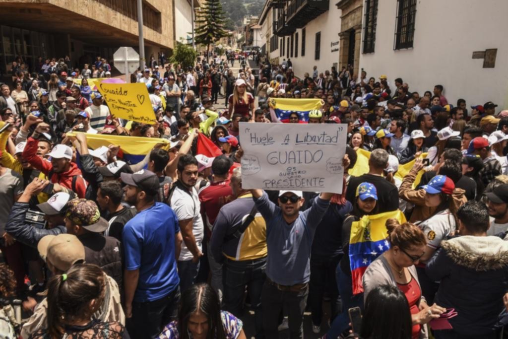 Varados en Colombia tras el fallido paso de ayuda humanitaria