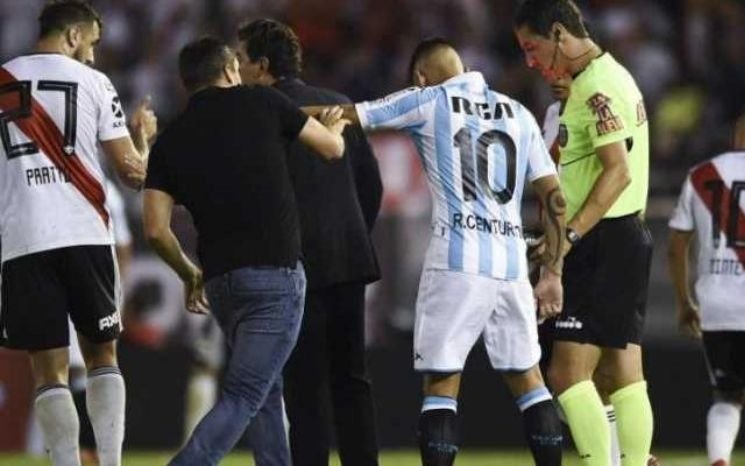 Ya hay dos clubes de la Superliga que quieren llevarse a Ricardo Centurión
