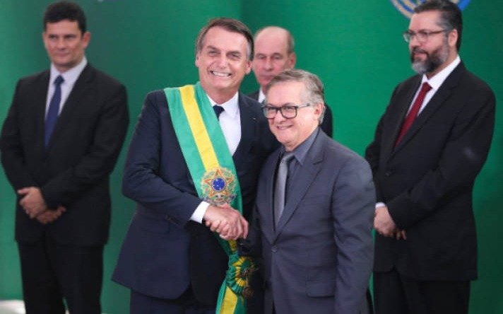 Brasil: el ministro de educación, tras la polémica, retira la campaña partidista de escuelas