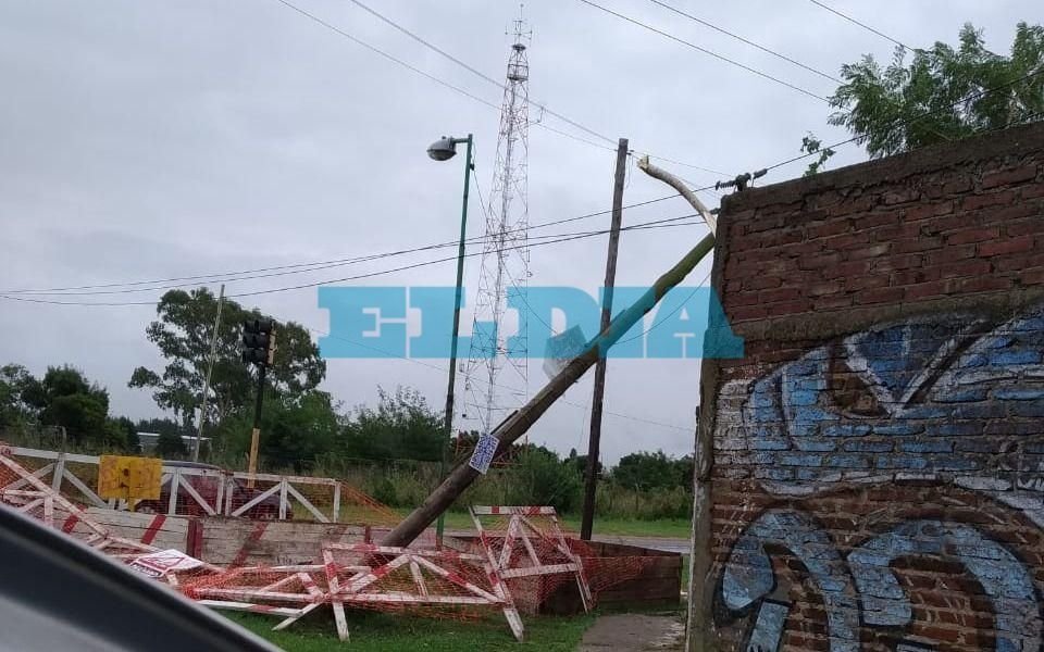 Preocupación por un poste a punto caído en 143 y 38