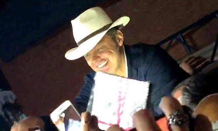 La vigilia tuvo su recompensa: Luismi saludó a sus fans