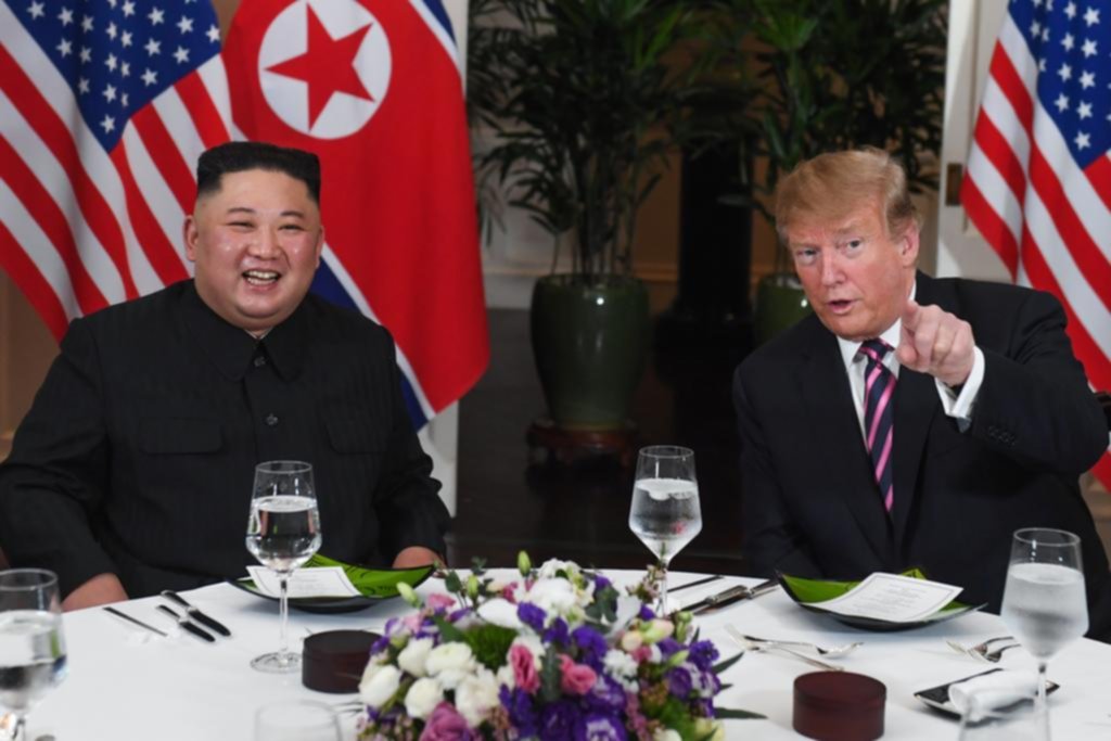 Trump y Kim, en una cena cordial al inicio de la cumbre bilateral en Vietnam