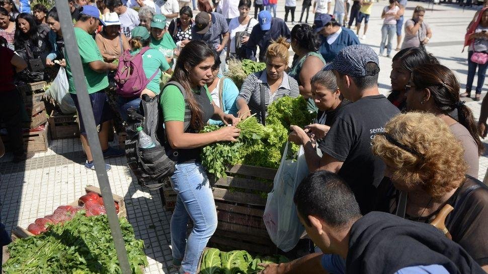 Volvieron a regalar verduras en Plaza de Mayo y hubo largas filas