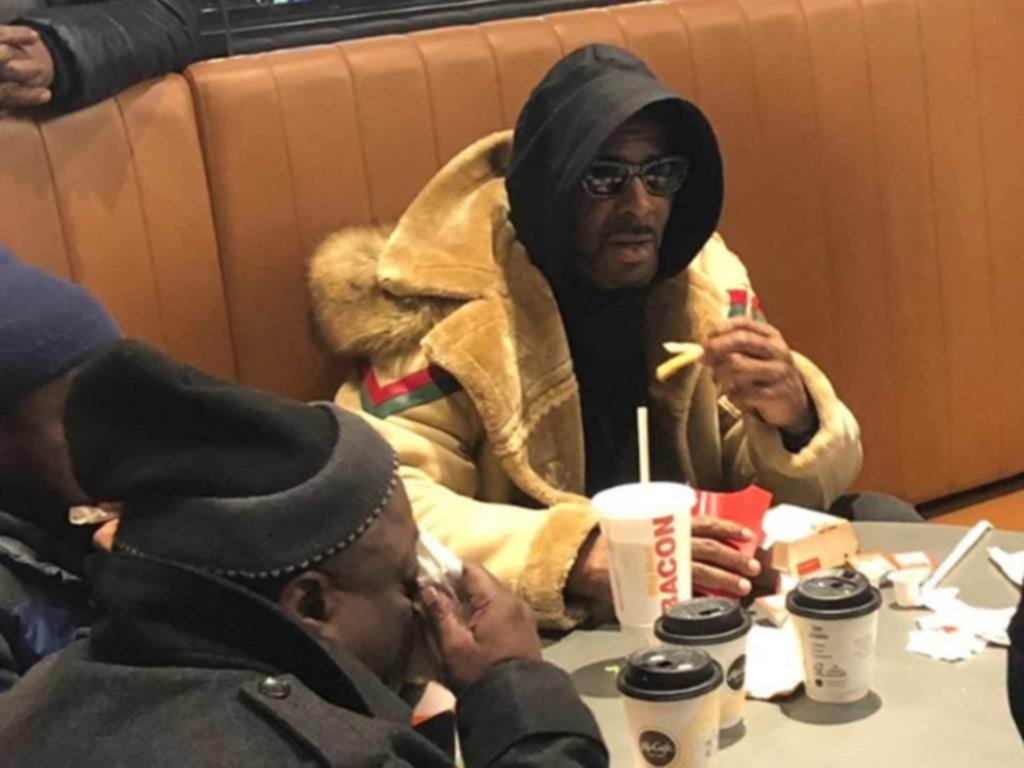 R. Kelly quedó libre y lo primero que hizo fue comer hamburguesas
