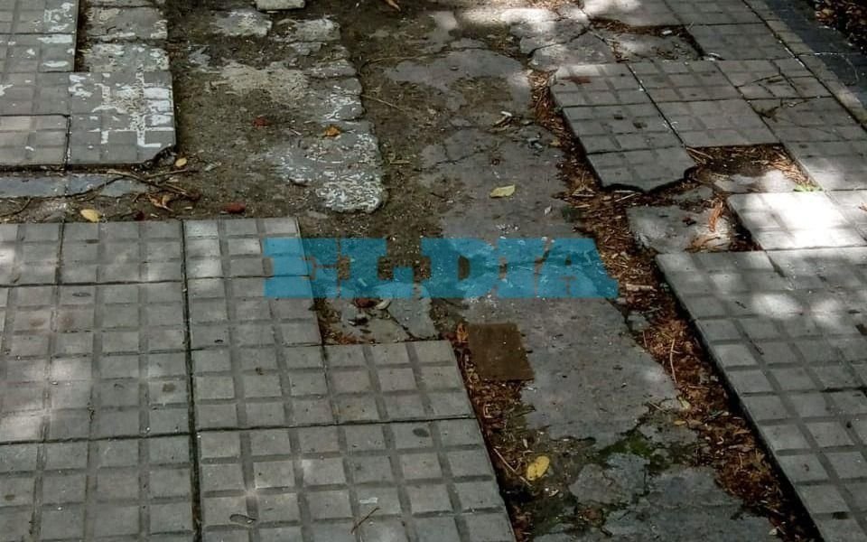 Quejas por el mal estado de una vereda en pleno centro