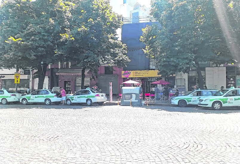 Taxistas hablan de “peligro vial” por un contenedor en Plaza Italia