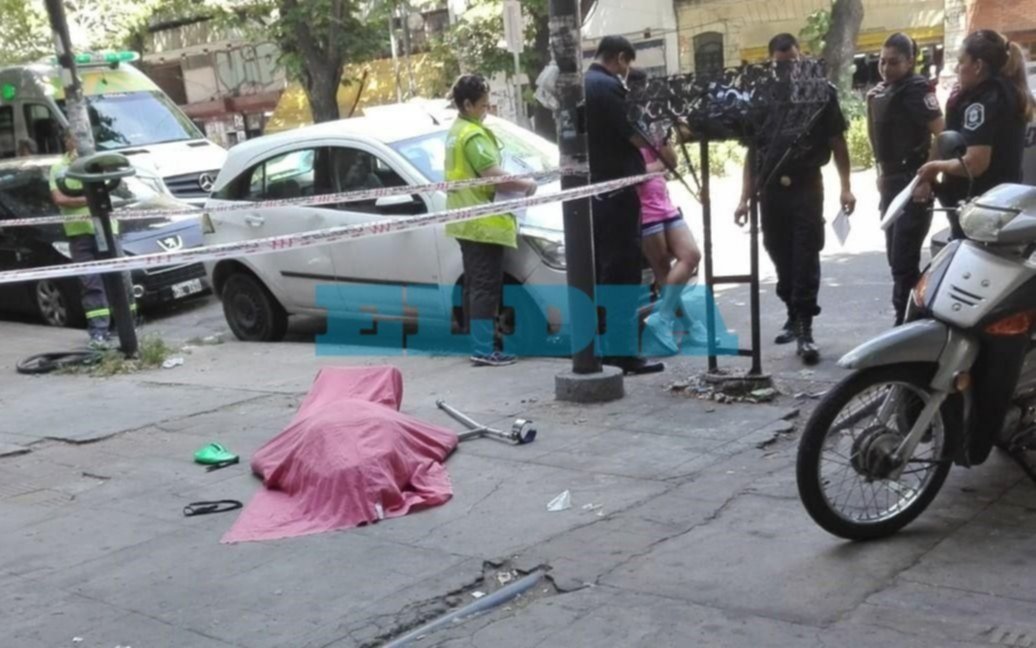 Una mujer fue encontrada muerta en la vereda en diagonal 80, entre 2 y 3