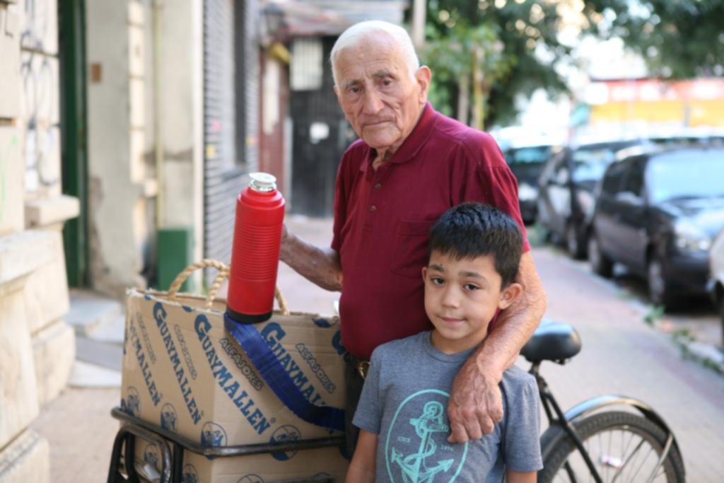 Medio siglo vendiendo café en la calle, una institución de la Ciudad