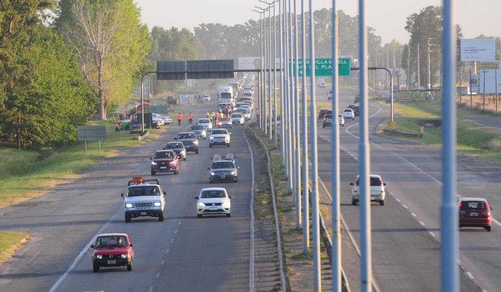 Las rutas se llenaron y hubo que levantar las barreras de peaje