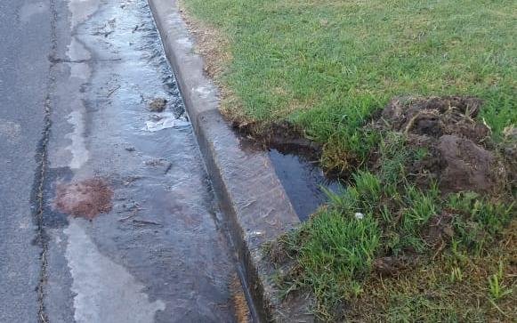 En 9 y 74 están sin agua por una pérdida enorme