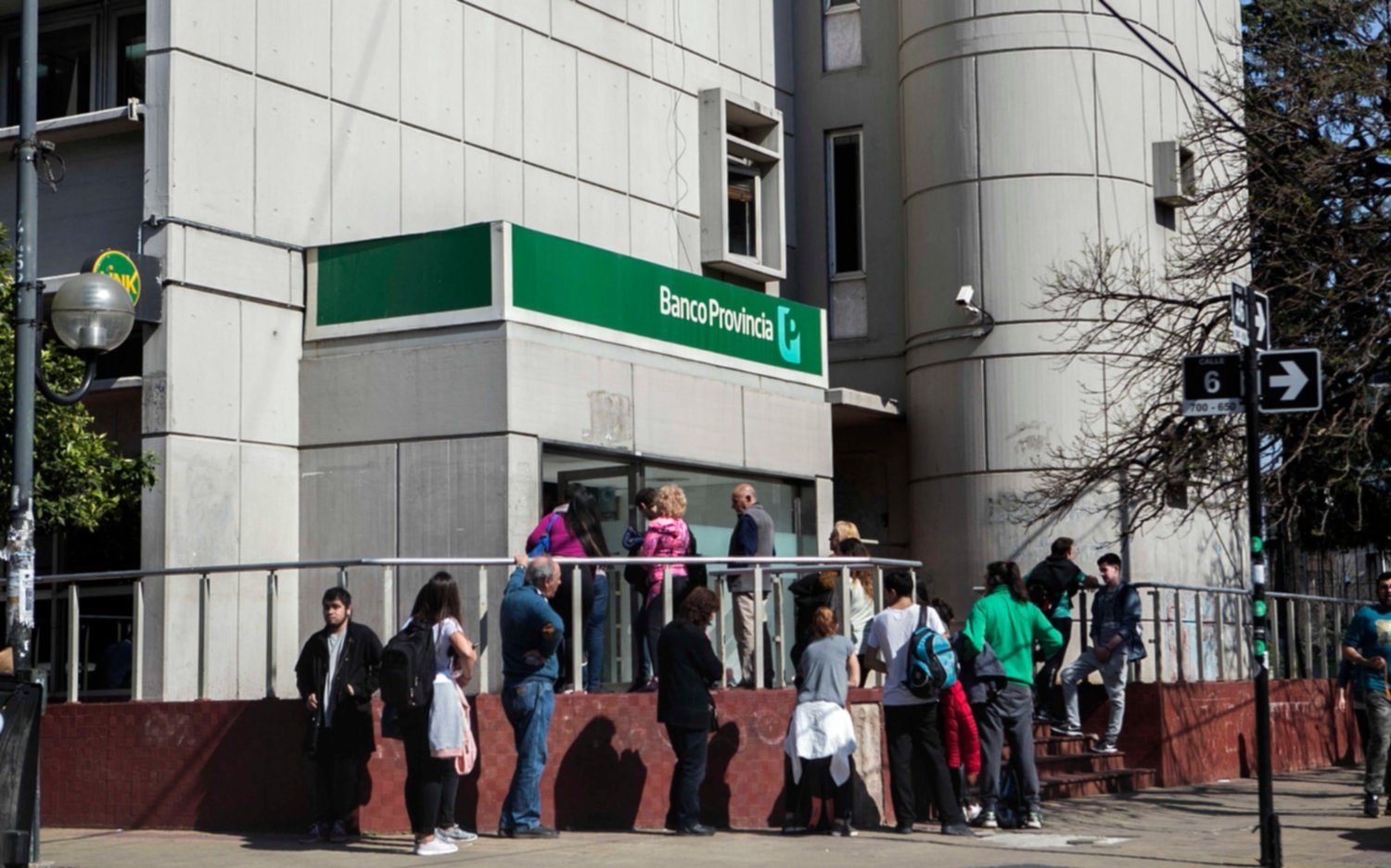 Los bancos de todo el país paran este lunes durante dos horas por el crimen del cajero