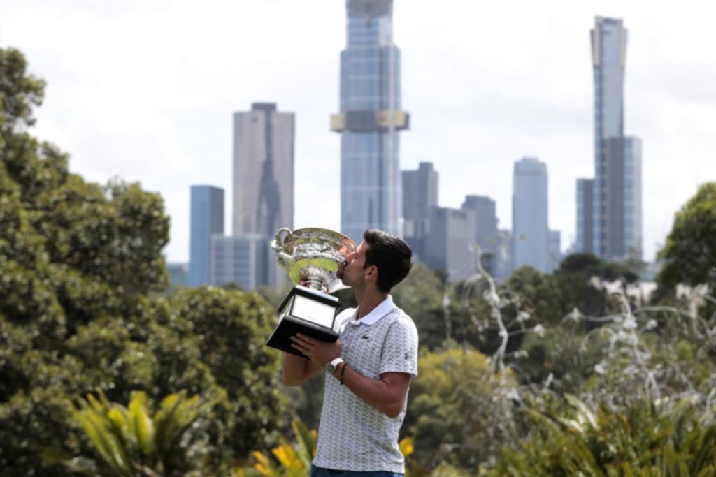 Djokovic, en su regreso a la cima del tenis, acecha a Nadal y a Federer en la pelea de fondo