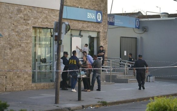 Detienen a una mujer policía por encubrimiento en el crimen del cajero del Banco Nación