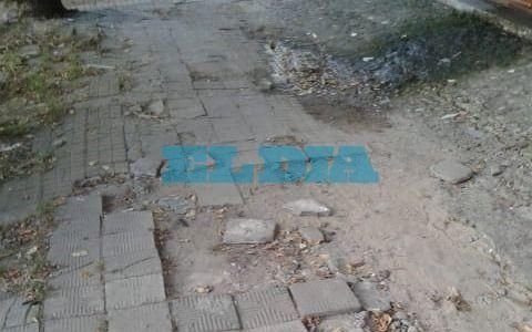 Malestar por vereda intransitable en 6 y 64