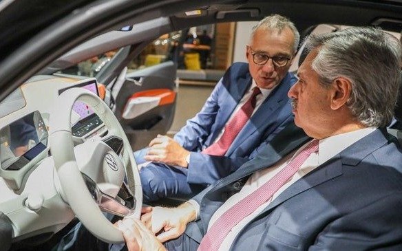Alberto Fernández desembarca mañana en Francia con una intensa agenda