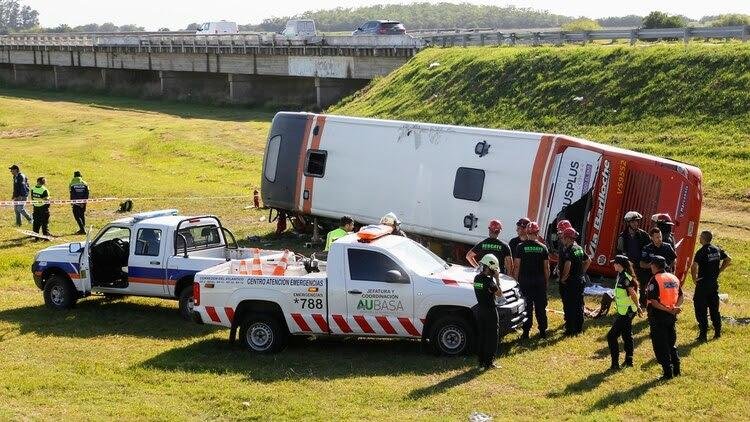 Micros de dos pisos: un nuevo accidente reaviva el debate