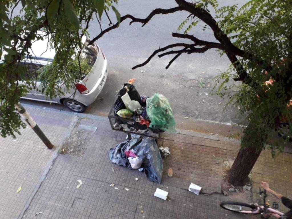 Quejas por acumulación de basura en 58, entre 9 y 10
