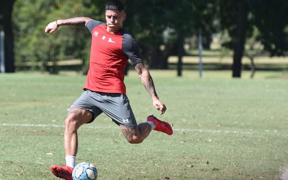 Rojo volvíó a jugar para los suplentes y podría estar en el banco contra Newell's