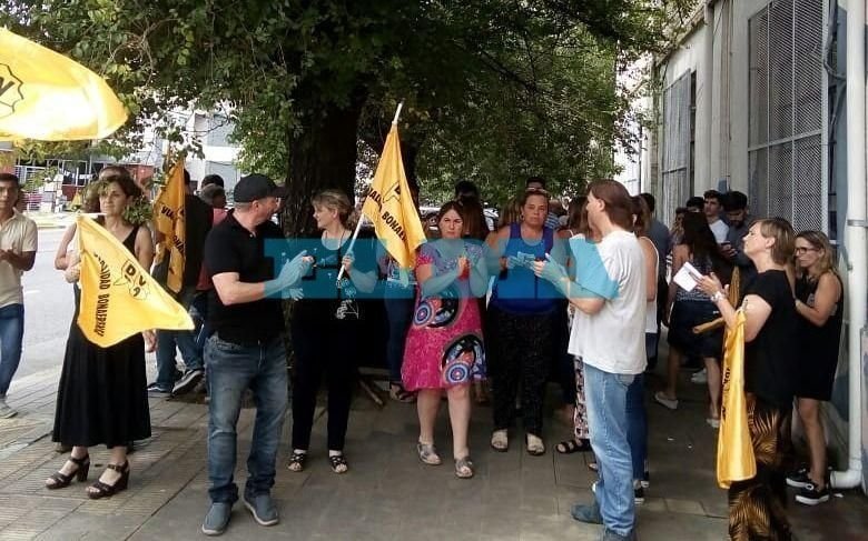 Trabajadores protestaron en 122 y 48 para reclamar por despidos en la Dirección de Vialidad