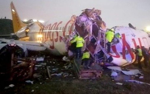 Al menos un muerto y 157 heridos en un avión que se partió en tres cuando aterrizaba en Estambul