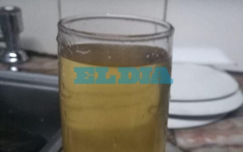 Sigue el calvario por el agua: canillas secas, presión baja y hasta turbiedad