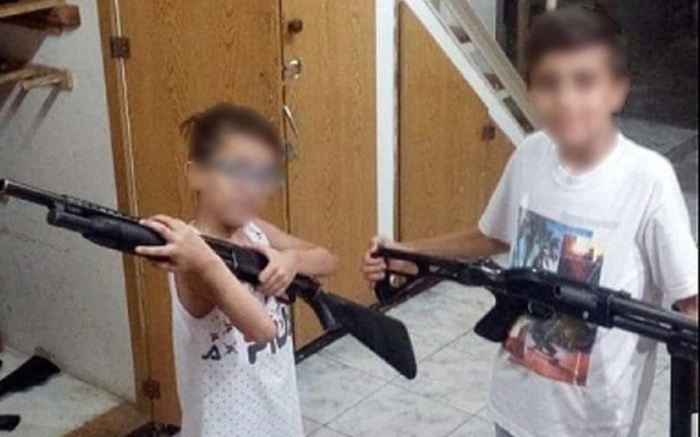 Tras publicar fotos de sus hijos con armas, separan del cargo a un integrante del SPB