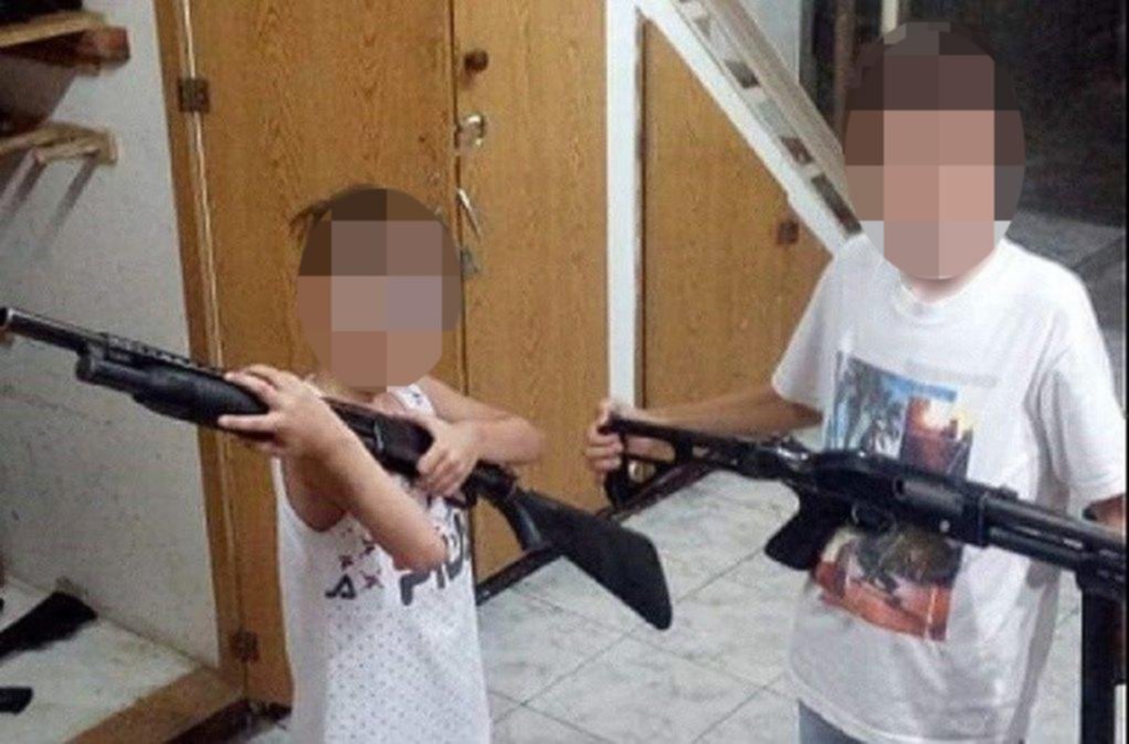 Apartan a un jefe Penitenciario por un posteo de sus hijos posando con armas